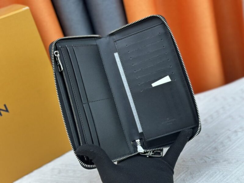 【AT13548】カーフスキン素材を使用した贅沢なダークグレーの財布 - ブランド未追加 | Louis Vuitton