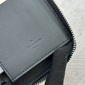 【AT13548】カーフスキン素材を使用した贅沢なダークグレーの財布 - ブランド未追加 | Louis Vuitton