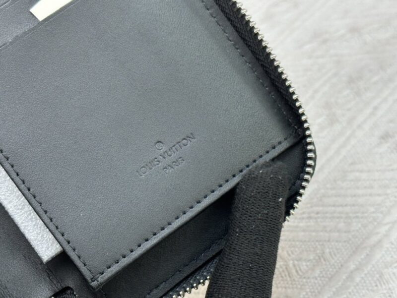 【AT13548】カーフスキン素材を使用した贅沢なダークグレーの財布 - ブランド未追加 | Louis Vuitton