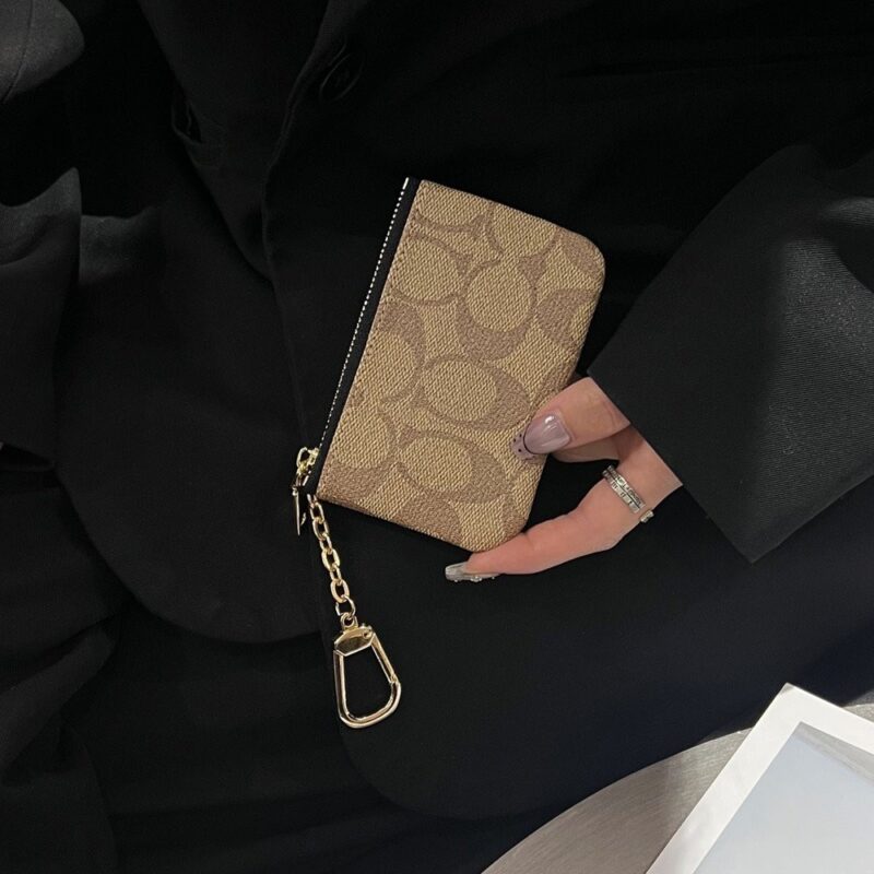 【AT13741】コーチのクラシックなエンボス加工コインケース - 軽奢なファッションの魅力を体現 | Coach