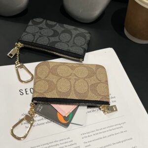 【AT13741】コーチのクラシックなエンボス加工コインケース - 軽奢なファッションの魅力を体現 | Coach