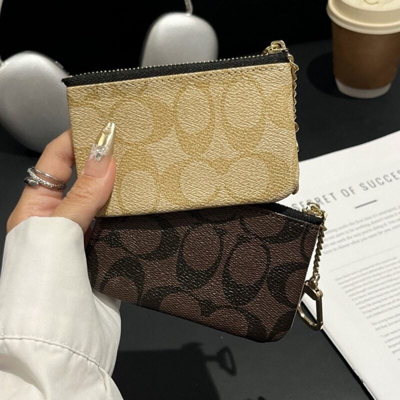 【AT13741】コーチのクラシックなエンボス加工コインケース - 軽奢なファッションの魅力を体現 | Coach
