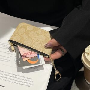 【AT13741】コーチのクラシックなエンボス加工コインケース - 軽奢なファッションの魅力を体現 | Coach