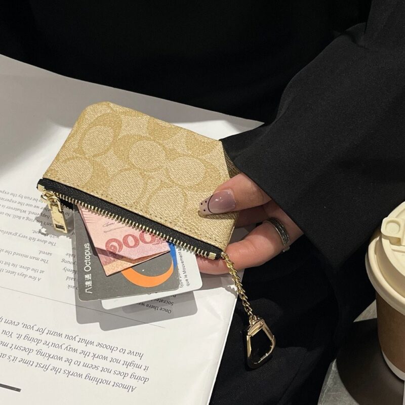 【AT13741】コーチのクラシックなエンボス加工コインケース - 軽奢なファッションの魅力を体現 | Coach