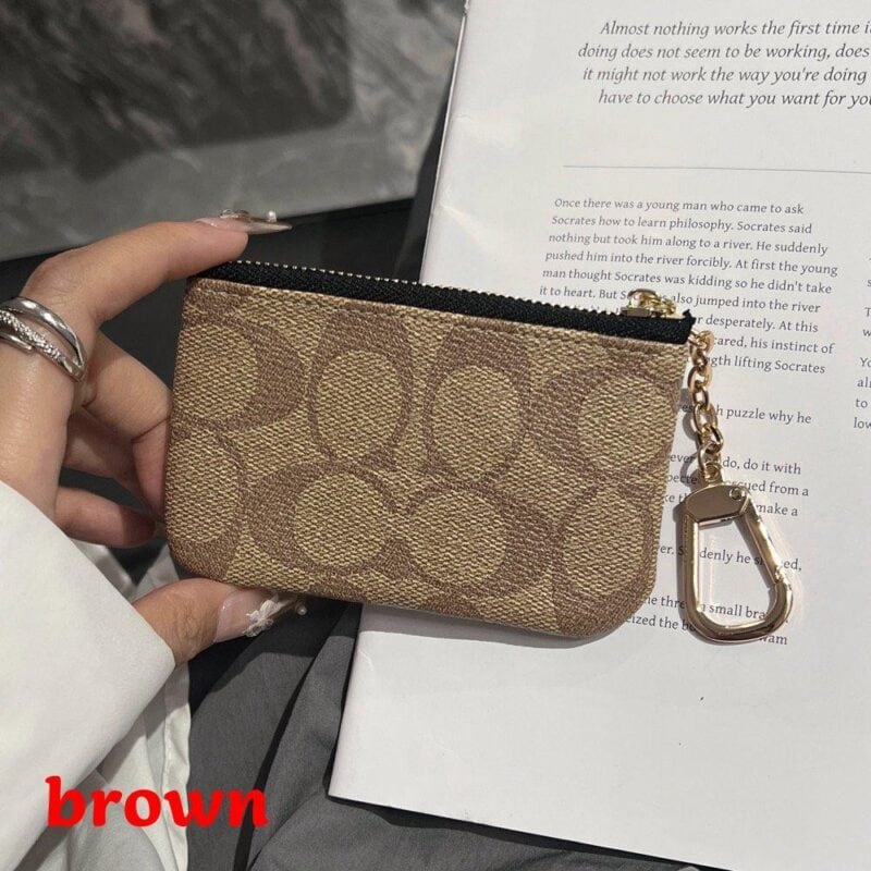 【AT13741】コーチのクラシックなエンボス加工コインケース - 軽奢なファッションの魅力を体現 | Coach