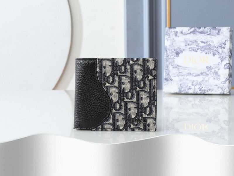 【AT13887】ディオールDiorブラックレザーショートウォレット：贅沢なエレガンスと実用性 | Dior
