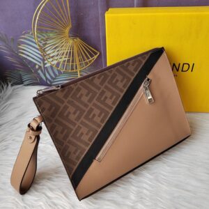 【AT13907】Fendi（フェンディ）クラシックなジオメトリックスタイルのクラッチバッグ - 贅沢なエレガンスと前衛の融合 | Fendi