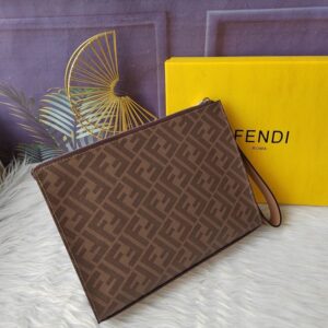 【AT13907】Fendi（フェンディ）クラシックなジオメトリックスタイルのクラッチバッグ - 贅沢なエレガンスと前衛の融合 | Fendi