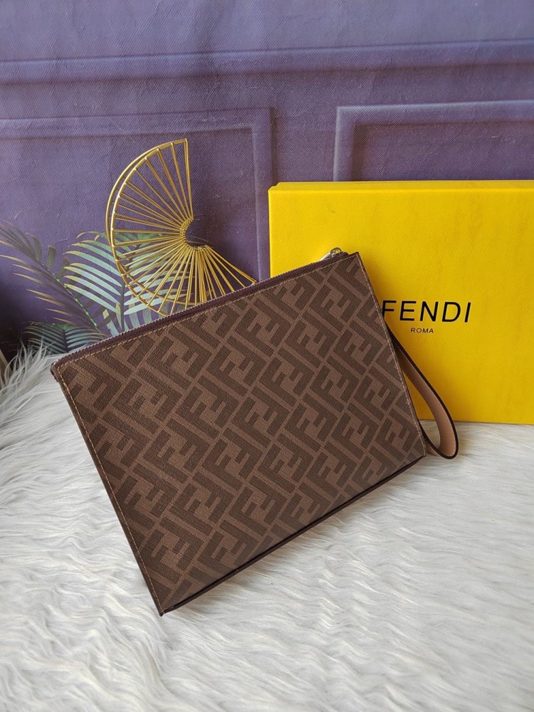 【AT13907】Fendi（フェンディ）クラシックなジオメトリックスタイルのクラッチバッグ - 贅沢なエレガンスと前衛の融合 | Fendi