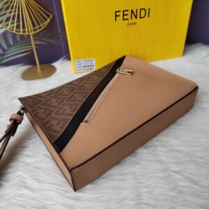 【AT13907】Fendi（フェンディ）クラシックなジオメトリックスタイルのクラッチバッグ - 贅沢なエレガンスと前衛の融合 | Fendi