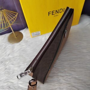 【AT13907】Fendi（フェンディ）クラシックなジオメトリックスタイルのクラッチバッグ - 贅沢なエレガンスと前衛の融合 | Fendi
