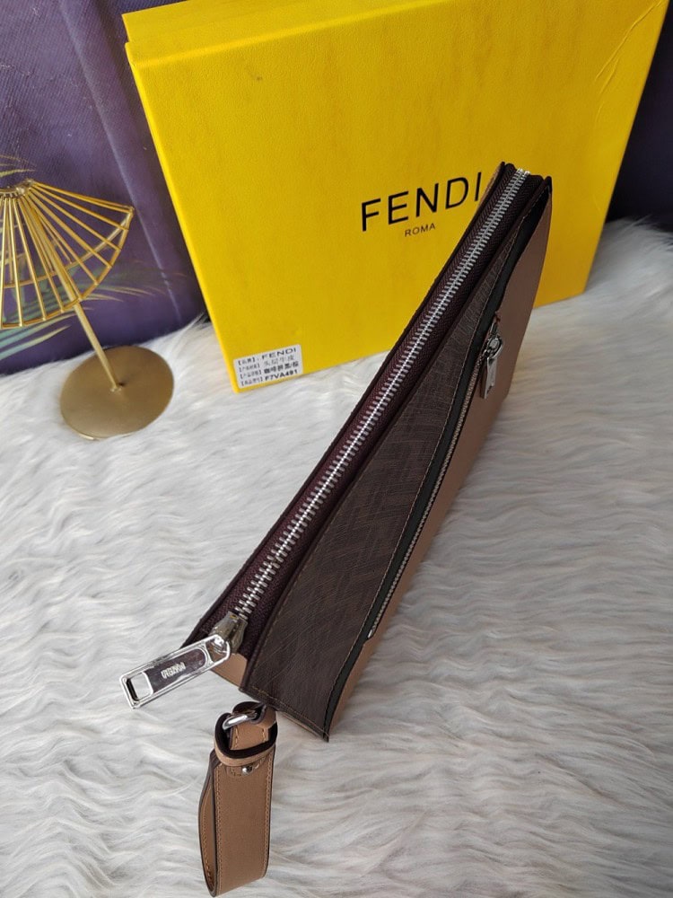 【AT13907】Fendi（フェンディ）クラシックなジオメトリックスタイルのクラッチバッグ - 贅沢なエレガンスと前衛の融合 | Fendi