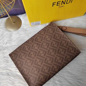 【AT13907】Fendi（フェンディ）クラシックなジオメトリックスタイルのクラッチバッグ - 贅沢なエレガンスと前衛の融合 | Fendi