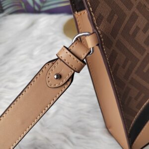 【AT13907】Fendi（フェンディ）クラシックなジオメトリックスタイルのクラッチバッグ - 贅沢なエレガンスと前衛の融合 | Fendi
