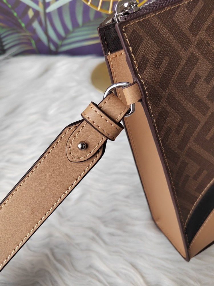 【AT13907】Fendi（フェンディ）クラシックなジオメトリックスタイルのクラッチバッグ - 贅沢なエレガンスと前衛の融合 | Fendi