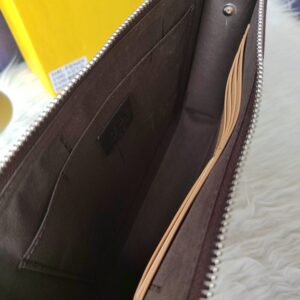 【AT13907】Fendi（フェンディ）クラシックなジオメトリックスタイルのクラッチバッグ - 贅沢なエレガンスと前衛の融合 | Fendi