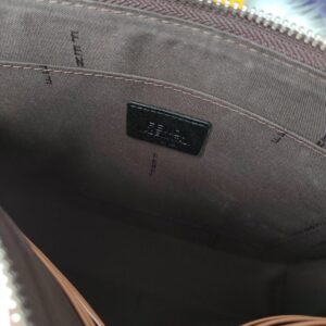 【AT13907】Fendi（フェンディ）クラシックなジオメトリックスタイルのクラッチバッグ - 贅沢なエレガンスと前衛の融合 | Fendi