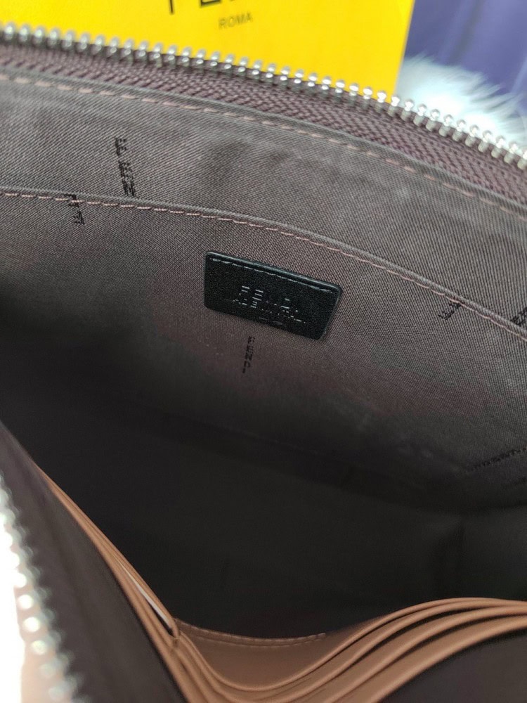 【AT13907】Fendi（フェンディ）クラシックなジオメトリックスタイルのクラッチバッグ - 贅沢なエレガンスと前衛の融合 | Fendi