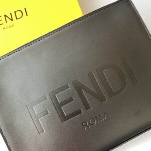 【AT13909】フェンディ・ローマクラシッククラッチバッグ - ブラックレザー素材、FFロゴエンボス加工、取り外し可能チェーンハンドル、カードスロット付 - ビジネス会議やナイトパーティーに最適 | Fendi