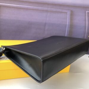 【AT13909】フェンディ・ローマクラシッククラッチバッグ - ブラックレザー素材、FFロゴエンボス加工、取り外し可能チェーンハンドル、カードスロット付 - ビジネス会議やナイトパーティーに最適 | Fendi