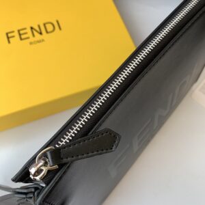 【AT13909】フェンディ・ローマクラシッククラッチバッグ - ブラックレザー素材、FFロゴエンボス加工、取り外し可能チェーンハンドル、カードスロット付 - ビジネス会議やナイトパーティーに最適 | Fendi