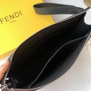 【AT13909】フェンディ・ローマクラシッククラッチバッグ - ブラックレザー素材、FFロゴエンボス加工、取り外し可能チェーンハンドル、カードスロット付 - ビジネス会議やナイトパーティーに最適 | Fendi