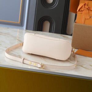 【AT13913】ルイ・ヴィトン（Louis Vuitton）のミルク色モノグラム型押し牛革ブローニュハンドバッグ | Louis Vuitton Malletier