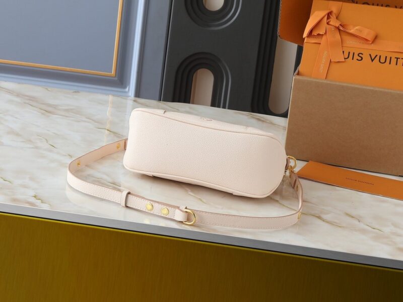 【AT13913】ルイ・ヴィトン（Louis Vuitton）のミルク色モノグラム型押し牛革ブローニュハンドバッグ | Louis Vuitton Malletier