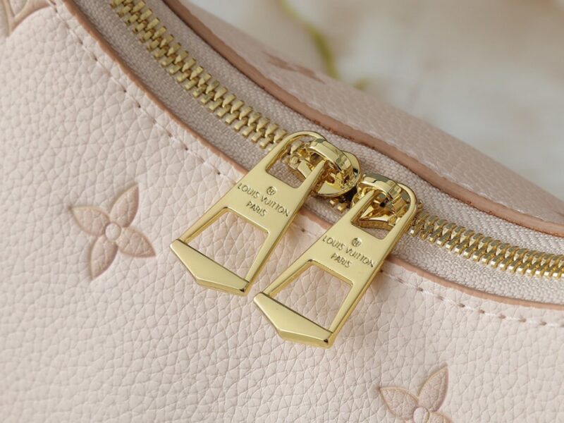 【AT13913】ルイ・ヴィトン（Louis Vuitton）のミルク色モノグラム型押し牛革ブローニュハンドバッグ | Louis Vuitton Malletier