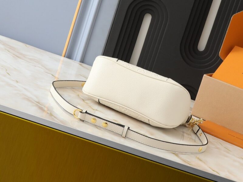 【AT13916】牛角地包-上品な贅沢感、金色メタルチェーンが際立つ-Prada | Louis Vuitton Malletier