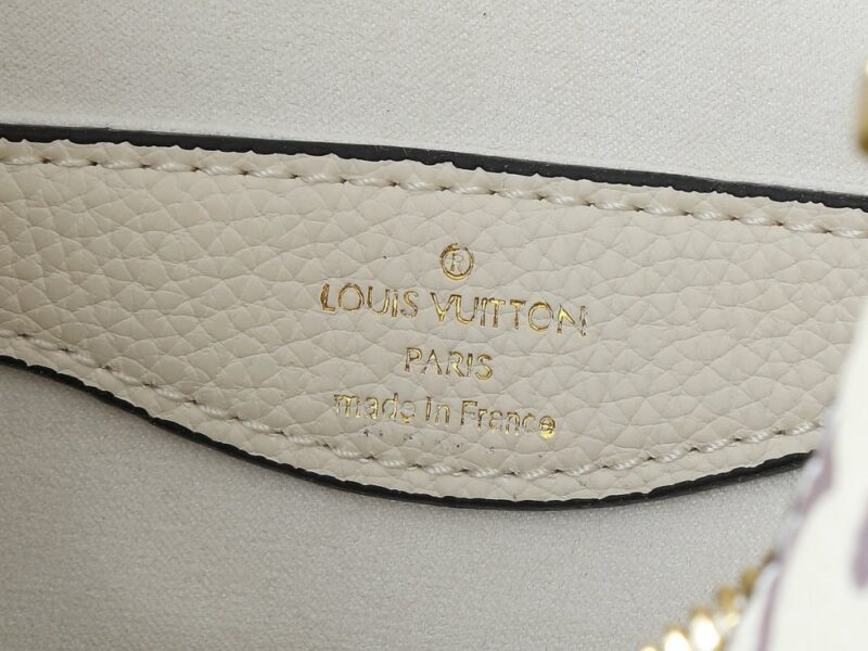 【AT13918】Monogram 純白エンボスカーフスキンハンドバッグ、都会的な女性のための究極のファッションアイテム | LV
