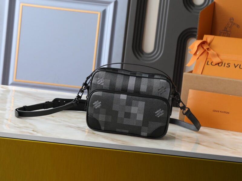 【AT13923】ルイ・ヴィトンピクセル柄カメラバッグ - エレガントな都市ファッションの必需品 | Louis Vuitton Malletier