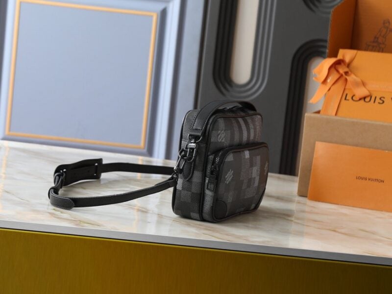 【AT13923】ルイ・ヴィトンピクセル柄カメラバッグ - エレガントな都市ファッションの必需品 | Louis Vuitton Malletier