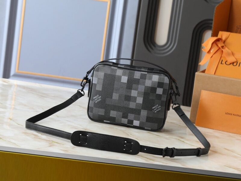 【AT13923】ルイ・ヴィトンピクセル柄カメラバッグ - エレガントな都市ファッションの必需品 | Louis Vuitton Malletier