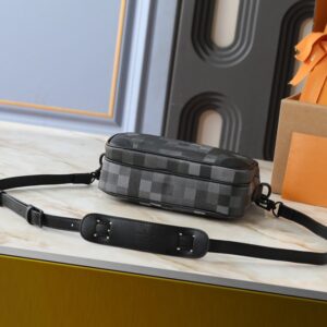 【AT13923】ルイ・ヴィトンピクセル柄カメラバッグ - エレガントな都市ファッションの必需品 | Louis Vuitton Malletier