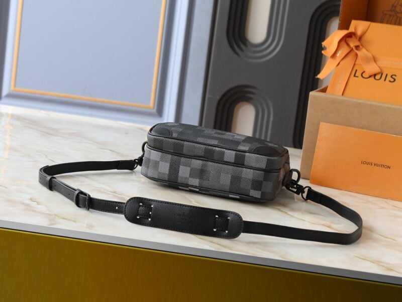 【AT13923】ルイ・ヴィトンピクセル柄カメラバッグ - エレガントな都市ファッションの必需品 | Louis Vuitton Malletier