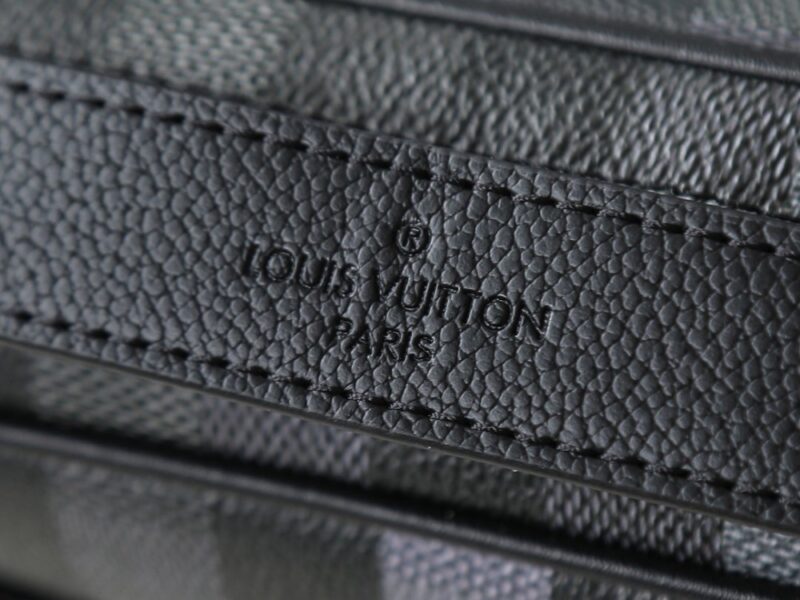 【AT13923】ルイ・ヴィトンピクセル柄カメラバッグ - エレガントな都市ファッションの必需品 | Louis Vuitton Malletier