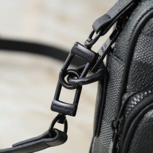 【AT13923】ルイ・ヴィトンピクセル柄カメラバッグ - エレガントな都市ファッションの必需品 | Louis Vuitton Malletier