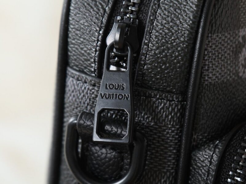 【AT13923】ルイ・ヴィトンピクセル柄カメラバッグ - エレガントな都市ファッションの必需品 | Louis Vuitton Malletier