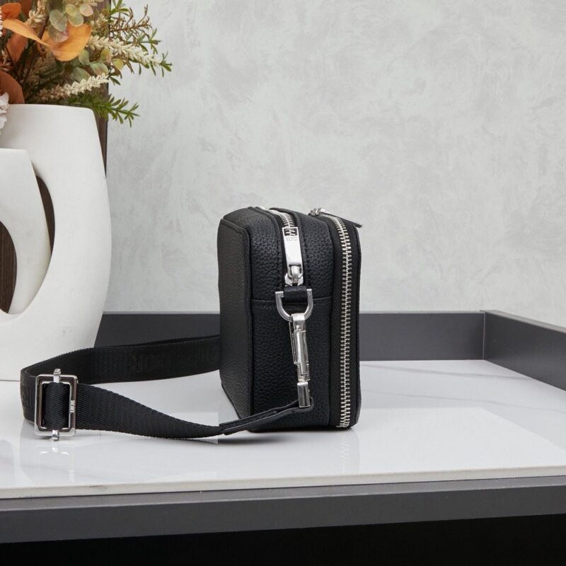 【AT13941】ディオールのクラシックシリーズ レトロデザイン カメラバッグ 黒 牛革素材 | Dior
