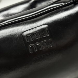 【AT13944】Miu Miuクラシックなアンダーアームバッグ - ブラックカーフスキン素材、贅沢さと現代性を結集 | Miu Miu