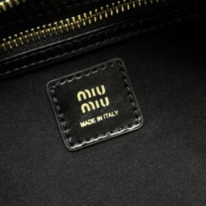 【AT13944】Miu Miuクラシックなアンダーアームバッグ - ブラックカーフスキン素材、贅沢さと現代性を結集 | Miu Miu