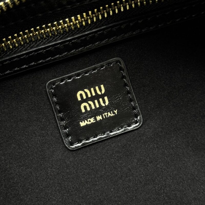 【AT13944】Miu Miuクラシックなアンダーアームバッグ - ブラックカーフスキン素材、贅沢さと現代性を結集 | Miu Miu