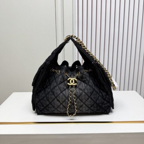 【AT13946】Chanelのクラシックなダイヤ柄バケツバッグ、エレガントなデザインで華やかに！ | Chanel