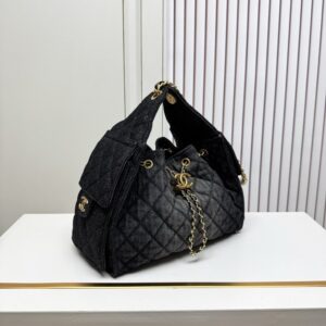 【AT13946】Chanelのクラシックなダイヤ柄バケツバッグ、エレガントなデザインで華やかに！ | Chanel