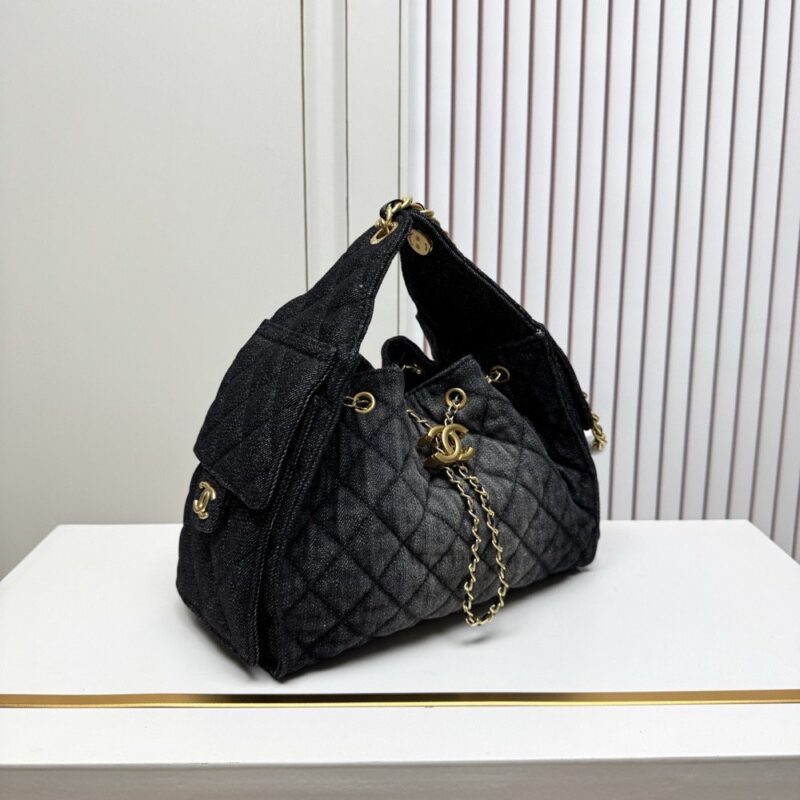 【AT13946】Chanelのクラシックなダイヤ柄バケツバッグ、エレガントなデザインで華やかに！ | Chanel