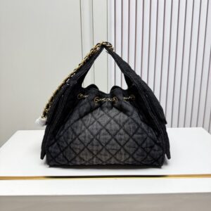 【AT13946】Chanelのクラシックなダイヤ柄バケツバッグ、エレガントなデザインで華やかに！ | Chanel