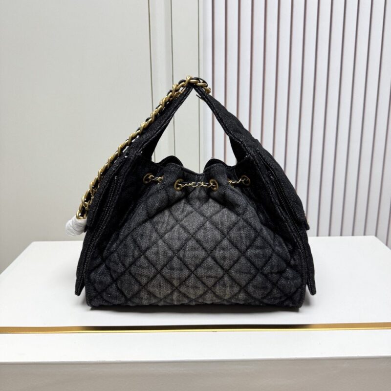 【AT13946】Chanelのクラシックなダイヤ柄バケツバッグ、エレガントなデザインで華やかに！ | Chanel