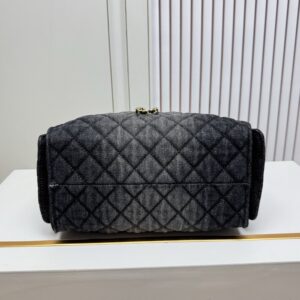 【AT13946】Chanelのクラシックなダイヤ柄バケツバッグ、エレガントなデザインで華やかに！ | Chanel