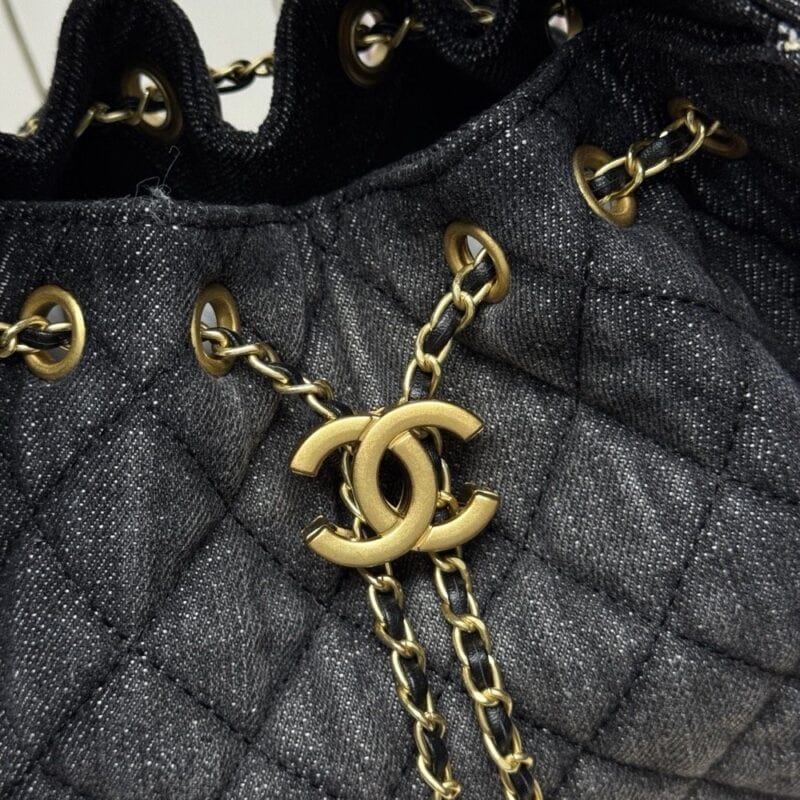 【AT13946】Chanelのクラシックなダイヤ柄バケツバッグ、エレガントなデザインで華やかに！ | Chanel